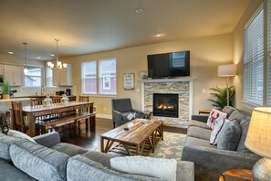 Una televisión, una chimenea, un reproductor de DVD