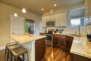 Frigorífico, microondas, horno y placa de cocina