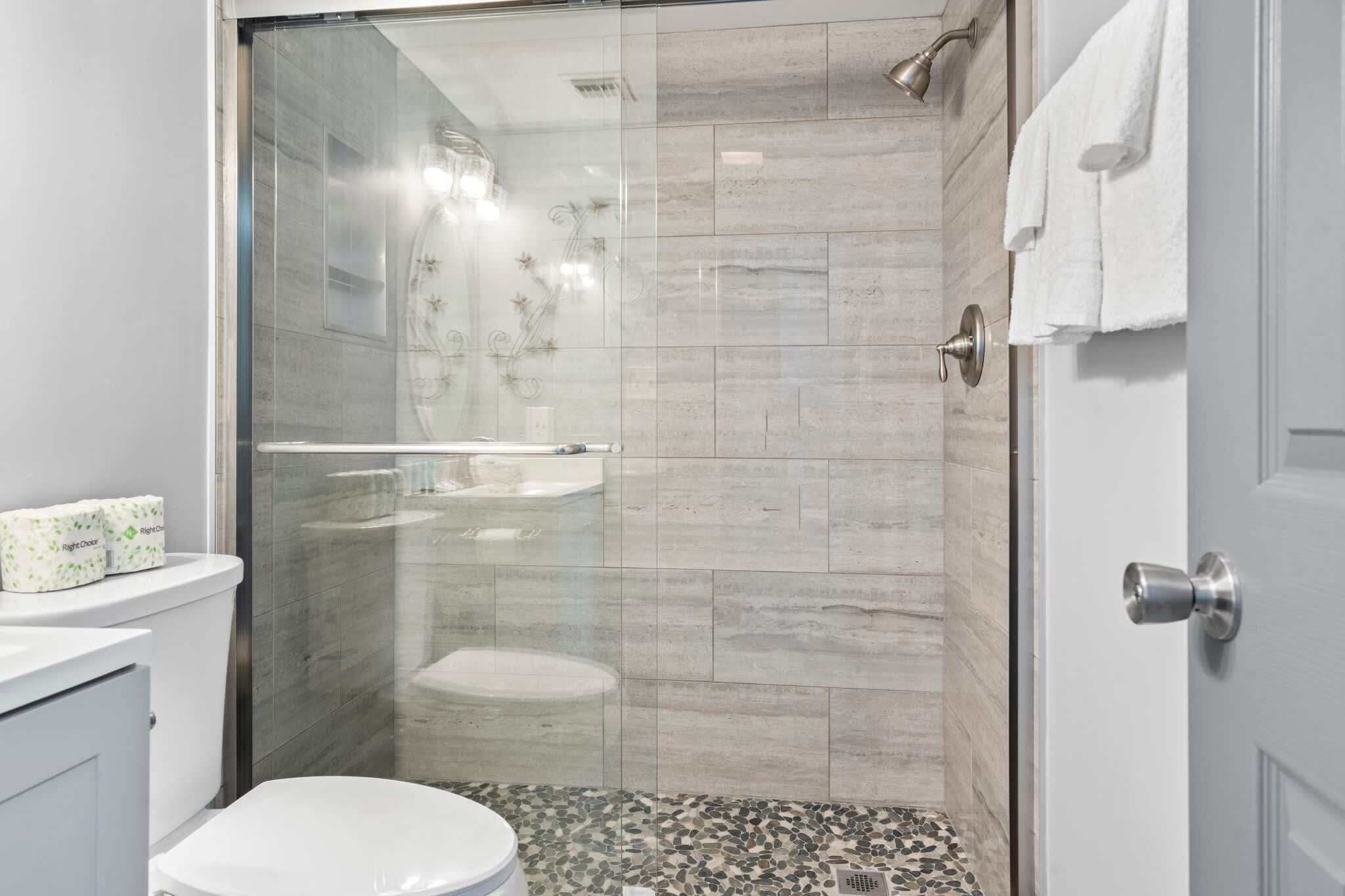 Ensemble douche/baignoire, sèche-cheveux, serviettes fournies, shampoing