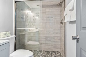 Combined shower/bathtub, hair dryer, towels, shampoo - Palace 2305 (Myrtle Beach)