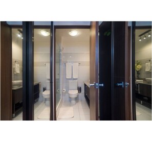 Dusche, Handtücher, Shampoo, Toilettenpapier