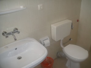 Deep-soaking bathtub, free toiletries, hair dryer, slippers