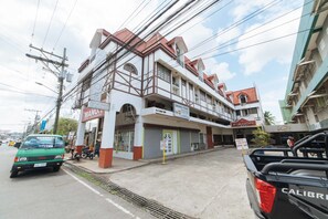 Exterior - RedDoorz @ The Manor Davao (Davao)