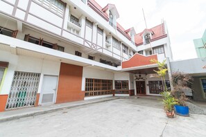 Exterior - RedDoorz @ The Manor Davao (Davao)