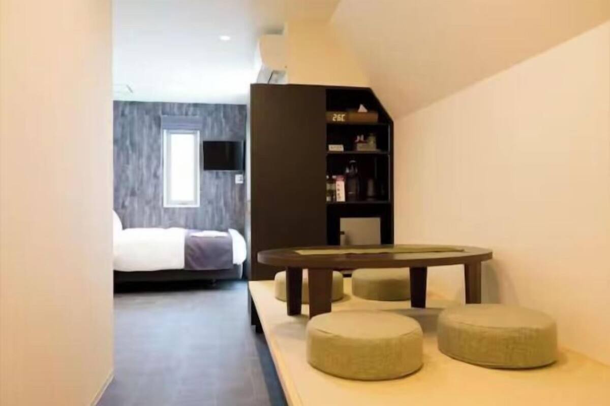 In-room safe, WiFi (free), bed sheets