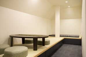 家庭房 (Superior, 302) | 客房内保险箱、免费 WiFi、床单