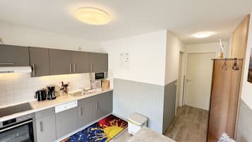 Kühlschrank, Mikrowelle, Ofen, Geschirrspüler