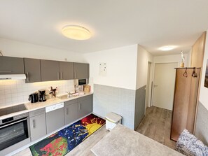 Kühlschrank, Mikrowelle, Ofen, Geschirrspüler