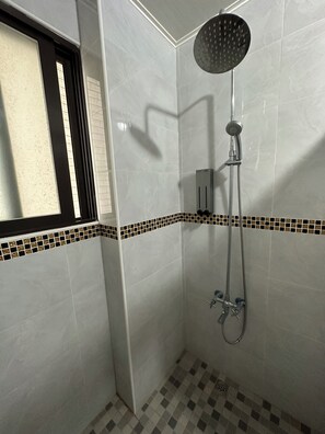 Habitació quàdruple | Bany | Dutxa, assecador de cabells, sabatilles i tovalloles 