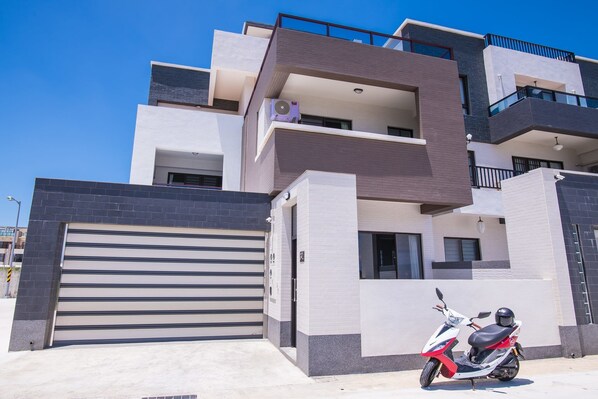 Front of property - Dan Blue B&B (Magong)