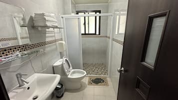 Vierpersoonskamer | Badkamer | Een douche, een haardroger, pantoffels, handdoeken