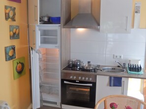 Réfrigérateur, four, cafetière/bouilloire, bouilloire électrique