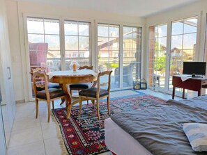 3 bedrooms, desk, internet