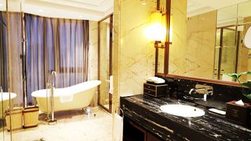 Suite Superior | Bagno | Vasca e doccia separate, soffione a pioggia, set di cortesia gratuito