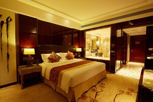 Superior Double Room | Minibar, in-room safe, desk, blackout drapes