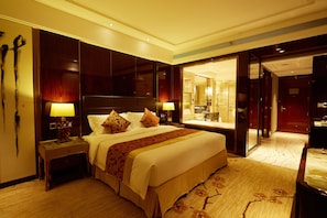 高級大床房 | 迷你吧、客房內保險箱、書桌、遮光布/窗簾