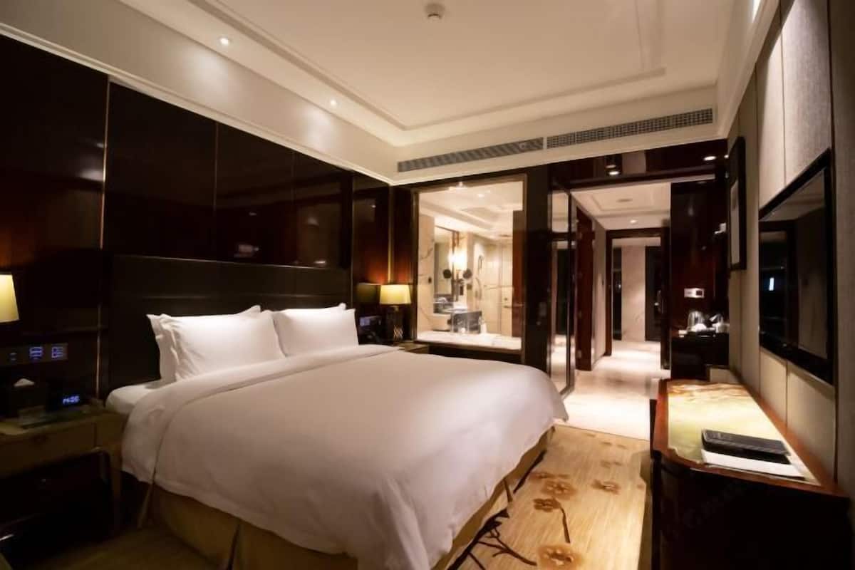 1 bedroom, minibar, in-room safe, desk