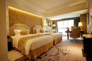 Executive Twin Room | Minibar, in-room safe, desk, blackout drapes