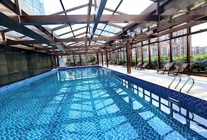 Piscina interna, piscina externa sazonal