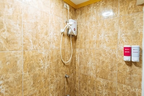 Dusche, kostenlose Toilettenartikel, Handtücher