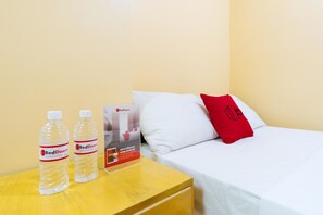 Double Room | Desk, free WiFi, bed sheets - RedDoorz Plus near Strawberry Farm Baguio (La Trinidad)
