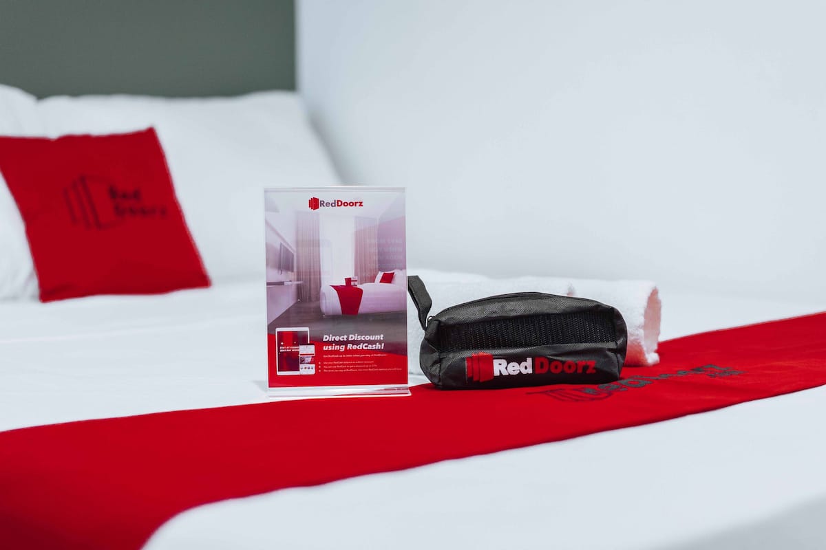 Desk, WiFi (free), bed sheets