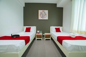Twin Room | Desk, free WiFi, bed sheets - RedDoorz Plus @ Roxas Street Davao (Davao)