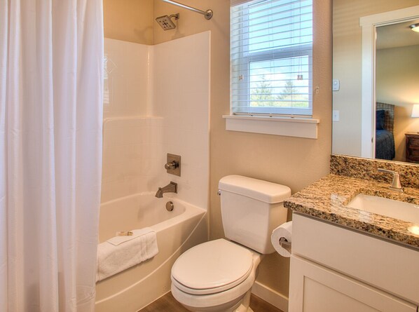Un baño con bañera, inodoro y lavabo.