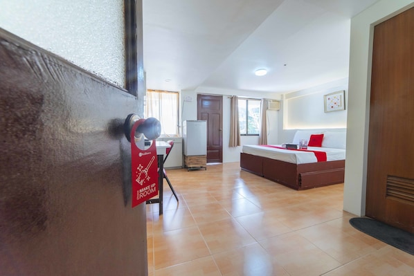 Studio | Desk, free WiFi, bed sheets - RedDoorz @ Ledesco Avenue Lapaz Iloilo (Iloilo)