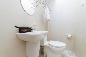 Suite Premium | Salle de bain | Douche, articles de toilette gratuits, serviettes fournies