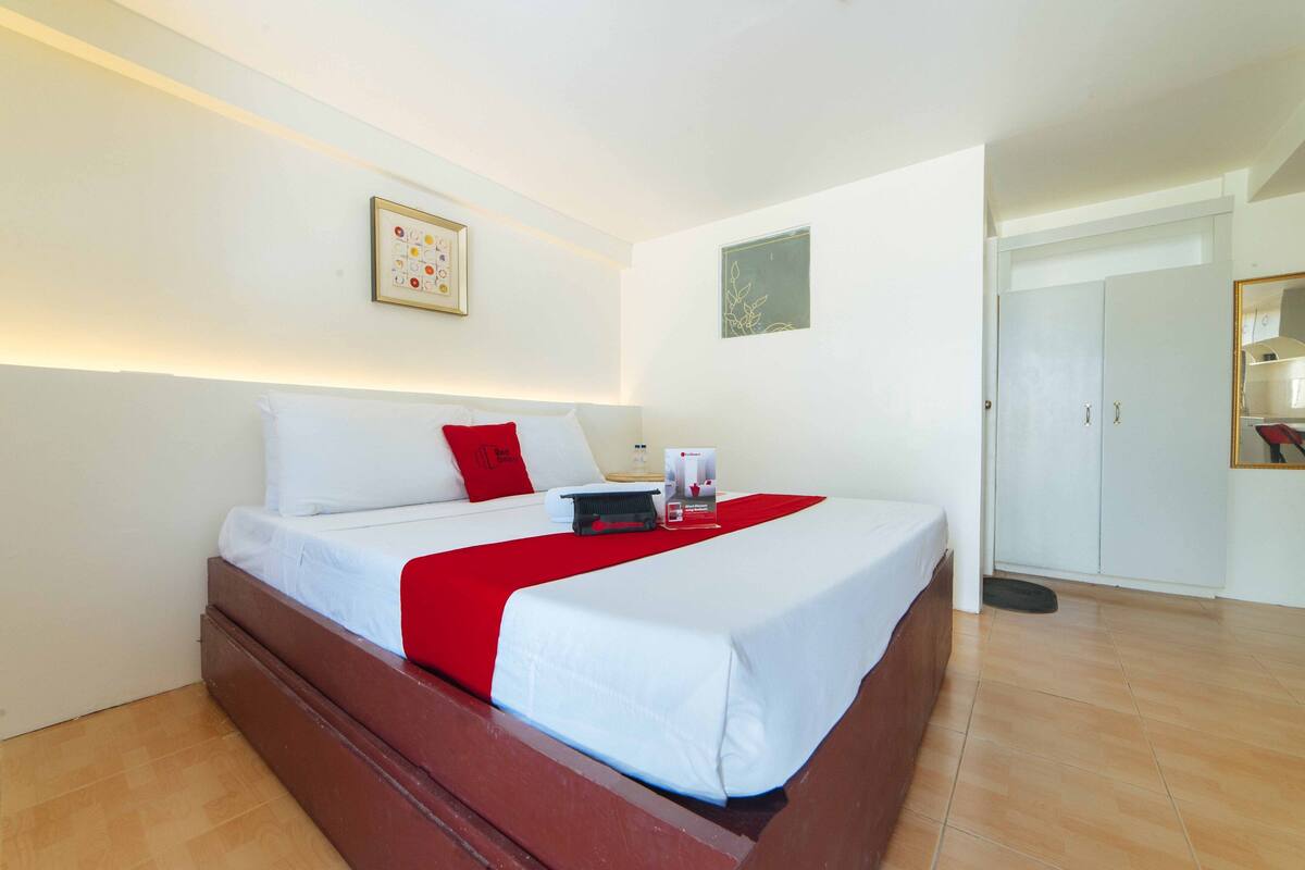 Desk, free WiFi, bed sheets