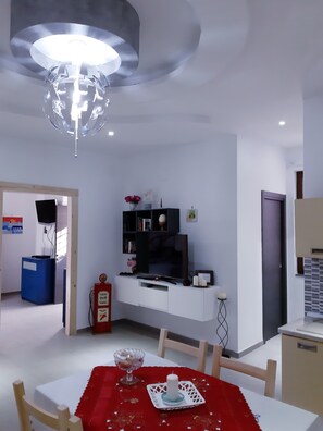 Habitación cuádruple Confort | Decoración personalizada, muebles diferentes y escritorio 