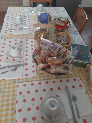 Full-sized fridge, oven, stovetop, dishwasher - B&B Casa Ary (Frattamaggiore)