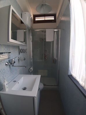 Economy Triple Room | Bathroom | Shower, free toiletries, hair dryer, bidet - B&B Casa Ary (Frattamaggiore)