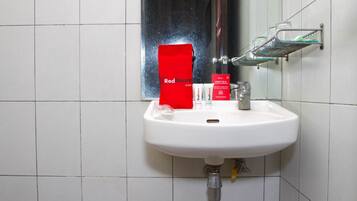 Dusch, gratis toalettartiklar och handdukar