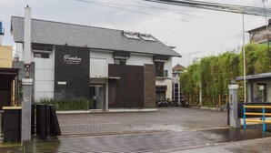 A modern building with a sign that reads "Fratidina." - RedDoorz @ Cikutra 3 (Bandung)