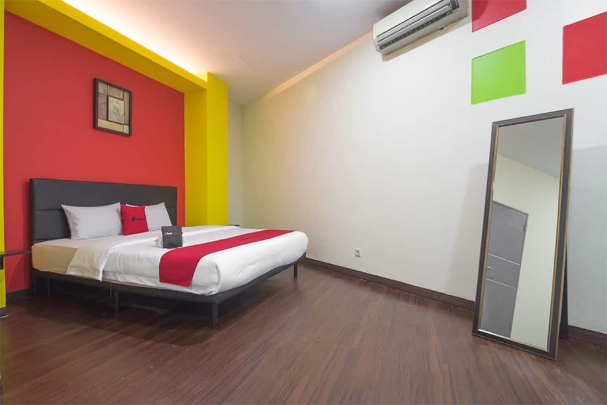 Desk, free WiFi, bed sheets