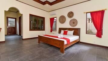 Desk, free WiFi, bed sheets