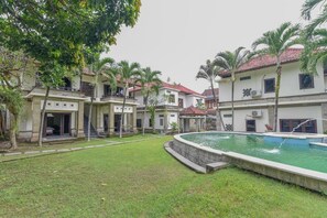 Outdoor pool - RedDoorz Plus near Seminyak Square (Seminyak)