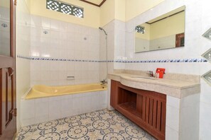 Shower, free toiletries, towels - RedDoorz Plus near Seminyak Square (Seminyak)