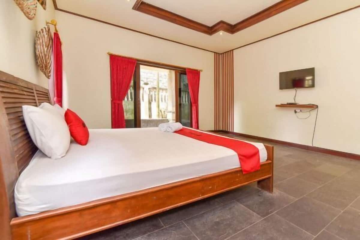Desk, free WiFi, bed sheets