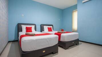 Twin Room | Desk, free WiFi, bed sheets