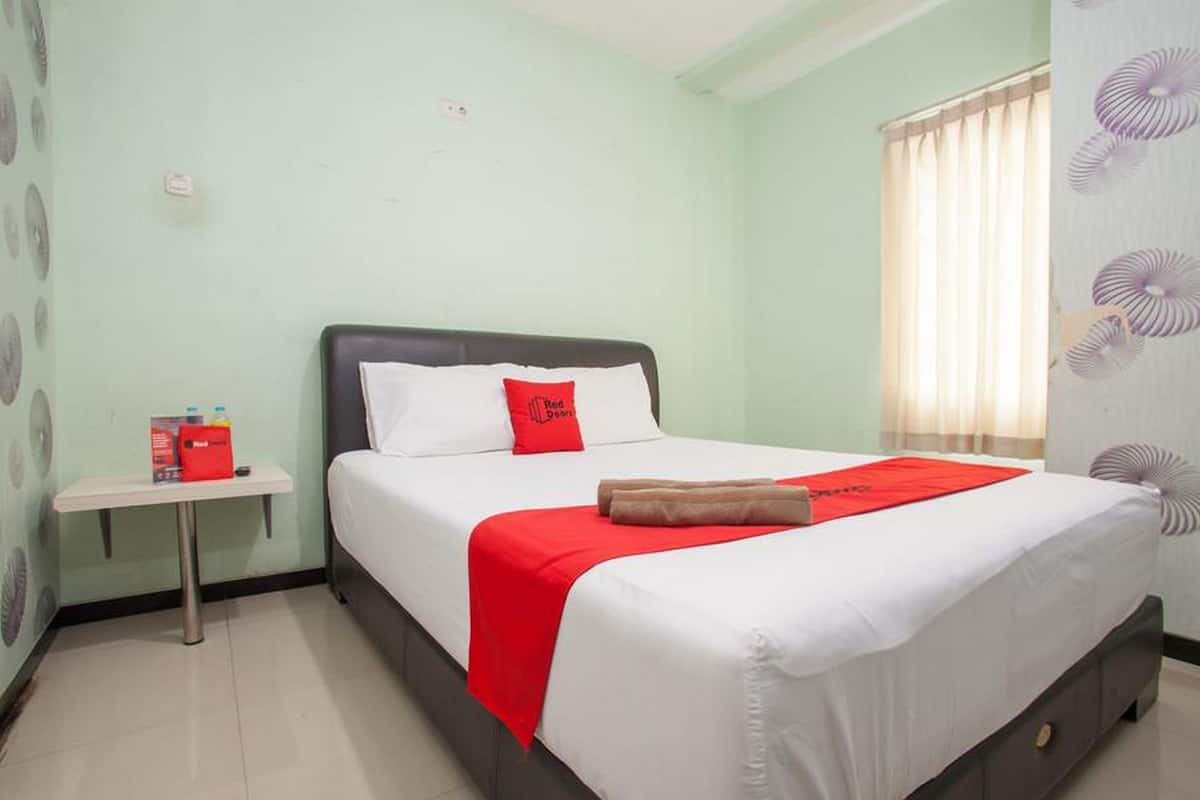 Desk, free WiFi, bed sheets