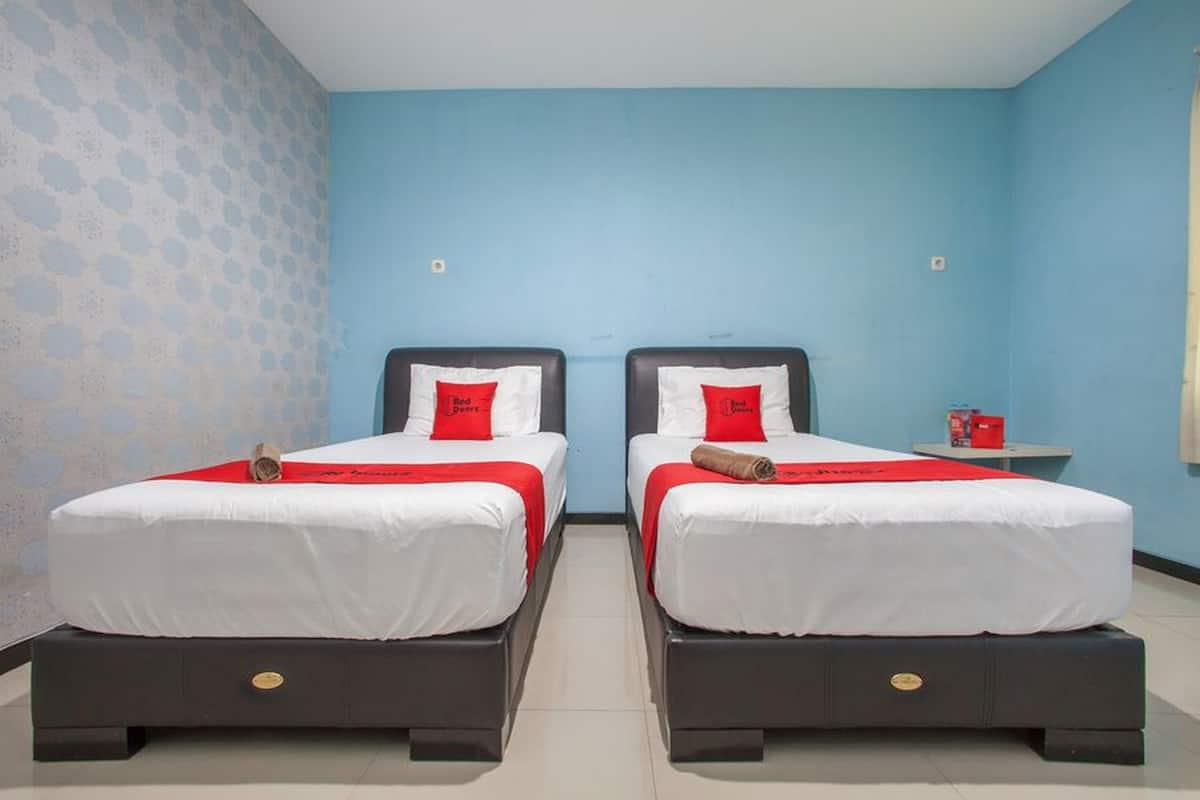 Twin Room | Desk, free WiFi, bed sheets