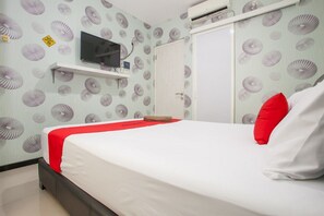 Desk, free WiFi, bed sheets - RedDoorz @ Raya Tidar (Malang)
