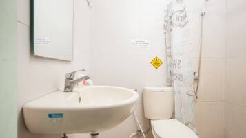 Shower, free toiletries, towels