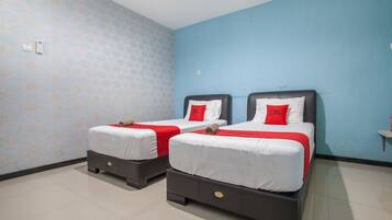 Twin Room | Desk, free WiFi, bed sheets