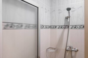 Bathroom shower - RedDoorz @ Jalan Jenderal Sudirman Palembang 2 (Palembang)