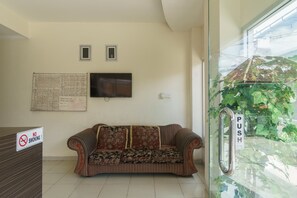 Lobby sitting area - RedDoorz @ Jalan Jenderal Sudirman Palembang 2 (Palembang)