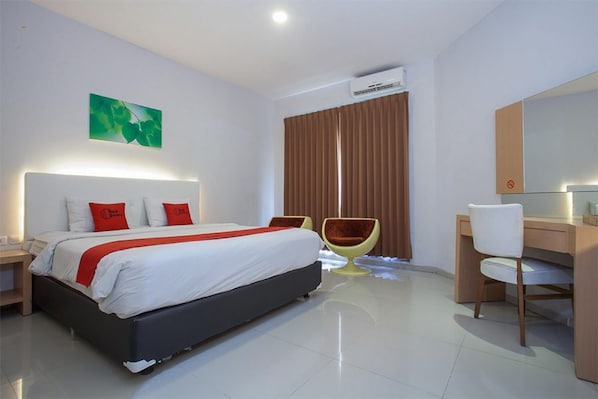 Desk, free WiFi, bed sheets